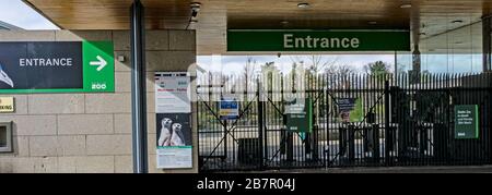 L'entrée au zoo de Dublin, dans le Phoenix Park, en Irlande, avec un panneau indiquant fermé jusqu'au 29 mars 2020. Banque D'Images