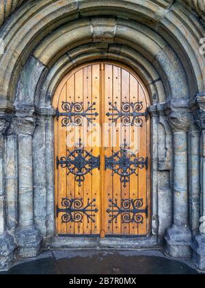 Ferrures sur une ancienne porte d'église à Bergen, Norvège Banque D'Images