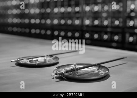 Vintage traditionnel pharmacie pèse Kettlebell noir-blanc photo. Banque D'Images