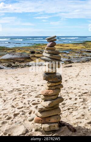 Une pile de pierres sur une plage. Sunset Cliffs Natural Park, San Diego, Californie, États-Unis. Banque D'Images