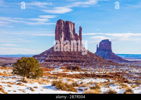 Monument Valley Navajo Tribal Park, West Mitten Butte dans la neige Banque D'Images