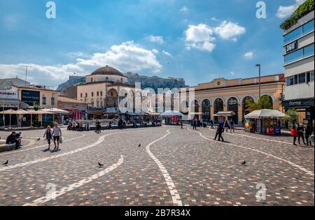 Vue sur la place Monastiraki, avec la Mosquée Tzistarakis sur la gauche et la station de métro sur la droite. L'Acropole d'Athènes est en arrière-plan. Banque D'Images