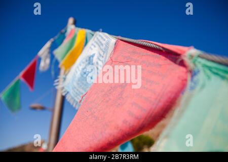 Drapeau de prière. Drapeaux de prière bouddhistes colorés à boudhanath stupa à Benalmadena, Andalousie, Espagne. Banque D'Images
