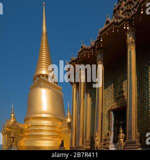 Magnifique stupas dans le palais royal de Bangkok, Thaïlande Banque D'Images