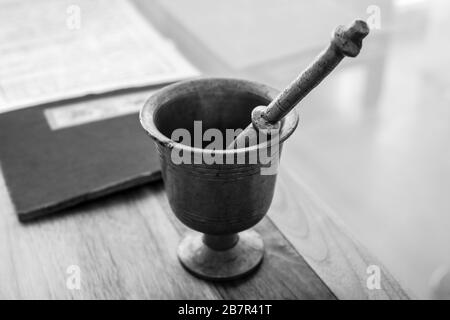 Vintage traditionnel pharmacie pèse Kettlebell noir-blanc photo. Banque D'Images