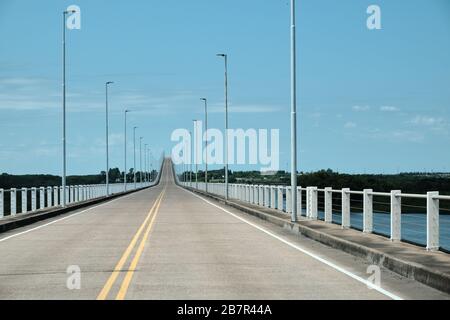 Vue depuis la route d'un pont à la frontière entre l'argentine et l'uruguay, Gualegaychu freffibentos Banque D'Images