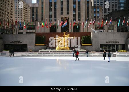 Quelques personnes profitent de la patinoire du Rockefeller Center, au centre de Manhattan, malgré les inquiétudes sur la santé à propos de l'épidémie de coronavirus. Banque D'Images