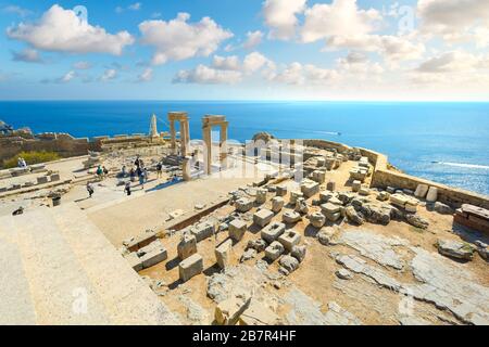 Vue sur la mer Méditerranée Égée depuis les ruines antiques de l'Acropole de Lindos sur l'île de Rhodes, Grèce. Banque D'Images