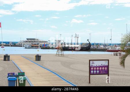 Los Cristianos, Espagne. 17 mars 2020. La plage de Los Cristianos, généralement pleine de touristes, est complètement désertée (photo de Davide Di Lalla/Pacific Press) crédit: Pacific Press Agency/Alay Live News Banque D'Images