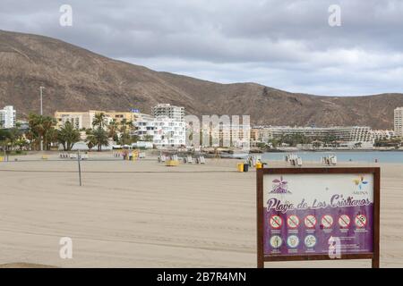 Los Cristianos, Espagne. 17 mars 2020. La plage de Los Cristianos, généralement pleine de touristes, est complètement désertée (photo de Davide Di Lalla/Pacific Press) crédit: Pacific Press Agency/Alay Live News Banque D'Images