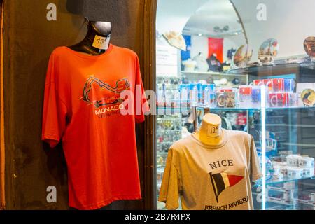 Les tee-shirts sur les mannequins font la publicité de la Côte d'Azur et du Grand Prix de Formule 1 à l'extérieur d'une boutique de souvenirs à Nice, France. Banque D'Images