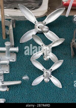 Gros plan sur l'ancrage de navire inutilisé. Il existe deux tailles différentes. Banque D'Images