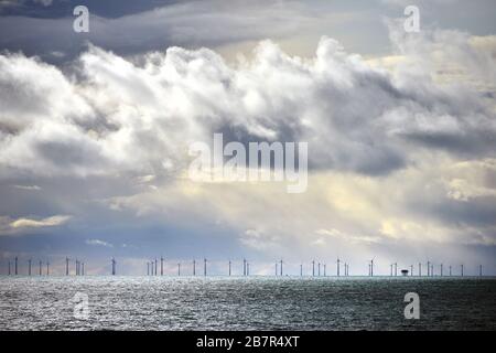 Ciel spectaculaire sur le parc éolien offshore de Rampion, Sussex, Royaume-Uni Banque D'Images