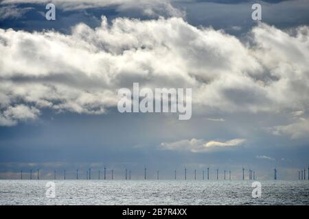 Ciel spectaculaire sur le parc éolien offshore de Rampion, Sussex, Royaume-Uni Banque D'Images