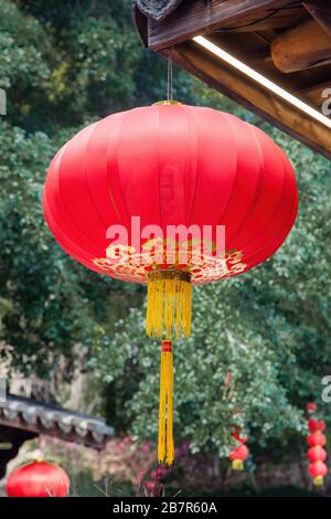 Belle lanterne chinoise rouge accrochée sur des vagues de vieux bâtiment chinois traditionnel en bois pour décoré les vacances festives chinoises dans un parc, Thr Banque D'Images
