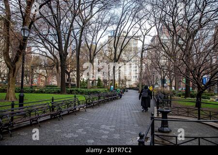 Le parc Union Square de New York est presque vide le 17 mars 2020, à New York. (Photo: Gordon Donovan) Banque D'Images