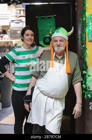 Astoria, New York, États-Unis, 17 mars, 2020 - Mike propriétaire DE CRONIN & PHELAN'S Bar and Restaurant à Astoria l'un des plus anciens Pub de Queens n'était pas heureux d'être forcé de fermer son restaurant le Saint Patricks Day pour la première fois après 118 ans à cause du coronavirus mais comprendre la nouvelle normalité.photo: Crédit PHOTO Luiz Rampelotto/EuropaNewswire OBLIGATOIRE. | utilisation dans le monde crédit: dpa Picture Alliance/Alay Live News Banque D'Images