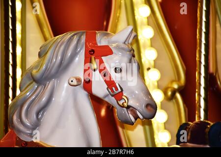 Carrousel cheval coloré se rapprochez avec des lumières, beau cheval blanc Banque D'Images