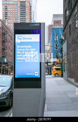 Affichage d'information numérique LinkNYC de NYC sur East 54th Street avec un avis relatif au virus Corona. Banque D'Images