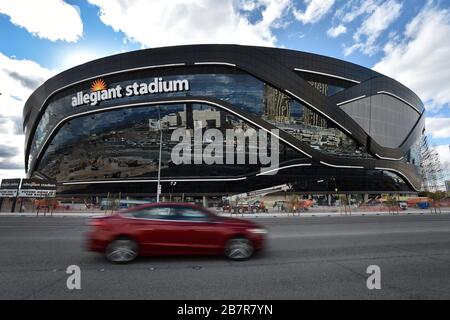 Las Vegas, Nevada, États-Unis. 17 mars 2020. Le panneau récemment installé au stade Allegiant est montré que la construction se poursuit au 1,8 milliard de dollars, la future demeure en verre des Raiders de Las Vegas le 17 mars 2020 à Las Vegas, Nevada. Les Raiders et les équipes de football des rebelles de l'UNLV devraient commencer à jouer dans les 65 000 sièges de leur usine de 2020. Crédit: David Becker/ZUMA Wire/Alay Live News Banque D'Images