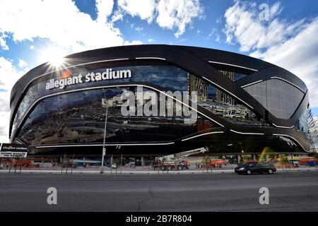 Las Vegas, Nevada, États-Unis. 17 mars 2020. Le panneau récemment installé au stade Allegiant est montré que la construction se poursuit au 1,8 milliard de dollars, la future demeure en verre des Raiders de Las Vegas le 17 mars 2020 à Las Vegas, Nevada. Les Raiders et les équipes de football des rebelles de l'UNLV devraient commencer à jouer dans les 65 000 sièges de leur usine de 2020. Crédit: David Becker/ZUMA Wire/Alay Live News Banque D'Images