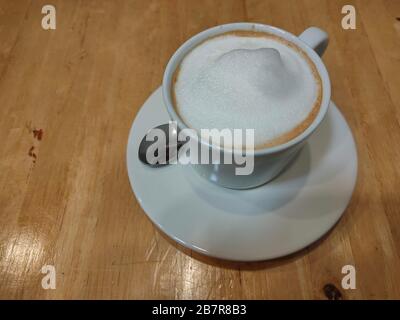 La tasse à café blanche sur table en bois pour une utilisation en arrière-plan Banque D'Images