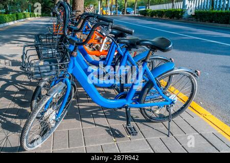 Une rangée de vélos partagés sur le trottoir de Beijing, en Chine Banque D'Images