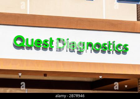 25 févr. 2020 Santa Clara / CA / USA - Quest Diagnostics logo dans l'un de leurs emplacements dans la région de la baie de San Francisco; Quest Diagnostics Incorporated Proveration Banque D'Images
