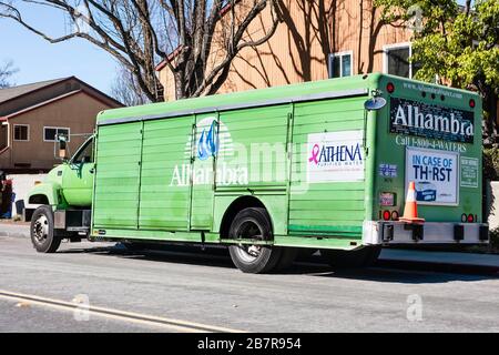 26 févr. 2020 Sunnyvale / CA / USA - Alhambra camion de service de livraison d'eau stationné dans une rue; Alhambra Water est une marque de DS Waters of America Inc Banque D'Images