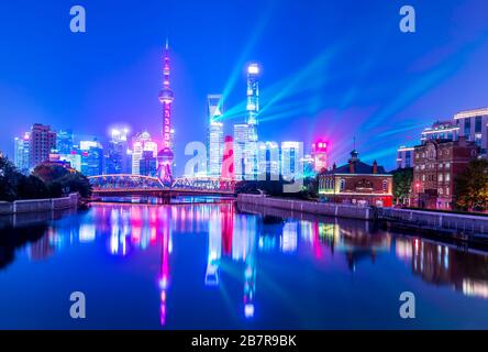 Shanghai Lujiazui gratte-ciel la nuit, Chine Banque D'Images