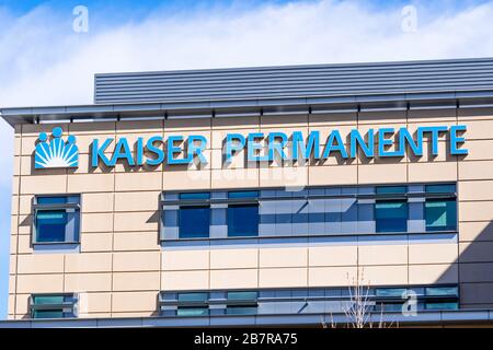 16 mars 2020 Redwood City / CA / USA - le logo Kaiser permanente à leur hôpital de la baie de San Francisco ; Kaiser permanente est une intégrat américaine Banque D'Images