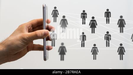 Gros plan d'une personne présentant la projection virtuelle de réseau social Banque D'Images