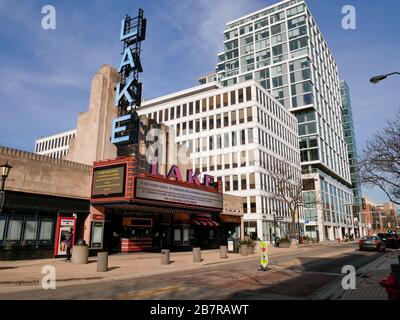 Oak Park, Illinois, États-Unis. 17 mars 2020. Le Lake Theatre dans le centre-ville de cette banlieue de Chicago est fermé par ordre gouvernemental jusqu'à ce que la crise COVID-19 soit passée. Le gouverneur JB Pritzker a ordonné la fermeture des théâtres et des bars, avec des restaurants ouverts uniquement pour le service de départ ou de curbside. Banque D'Images