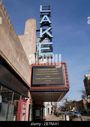 Oak Park, Illinois, États-Unis. 17 mars 2020. Le Lake Theatre dans le centre-ville de cette banlieue de Chicago est fermé par ordre gouvernemental jusqu'à ce que la crise COVID-19 soit passée. Le gouverneur JB Pritzker a ordonné la fermeture des théâtres et des bars, avec des restaurants ouverts uniquement pour le service de départ ou de curbside. Banque D'Images