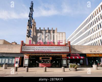 Oak Park, Illinois, États-Unis. 17 mars 2020. Le Lake Theatre dans le centre-ville de cette banlieue de Chicago est fermé par ordre gouvernemental jusqu'à ce que la crise COVID-19 soit passée. Le gouverneur JB Pritzker a ordonné la fermeture des théâtres et des bars, avec des restaurants ouverts uniquement pour le service de départ ou de curbside. Banque D'Images