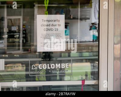 Oak Park, Illinois, États-Unis. 17 mars 2020. Une boutique et un café iin dans le centre-ville de cette banlieue ouest de Chicago a choisi de fermer temporairement en réponse à la pandémie de COVID-19. Le gouverneur JB Pritzker a ordonné la fermeture de tous les restaurants, sauf pour le service de livraison, de livraison et de cumbside jusqu'à ce que la crise passe. Banque D'Images