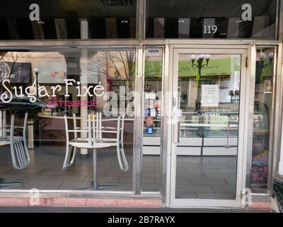 Oak Park, Illinois, États-Unis. 17 mars 2020. Une boutique et un café iin dans le centre-ville de cette banlieue ouest de Chicago a choisi de fermer temporairement en réponse à la pandémie de COVID-19. Le gouverneur JB Pritzker a ordonné la fermeture de tous les restaurants, sauf pour le service de livraison, de livraison et de cumbside jusqu'à ce que la crise passe. Banque D'Images