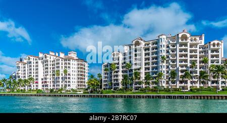 Nouveaux immeubles en copropriété au bord de l'eau à Miami. Banque D'Images