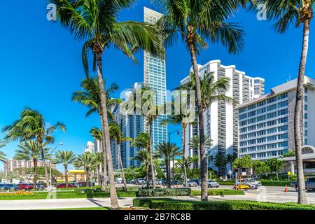 Vue sur la rue de Sunny Isles à Miami, en Floride Banque D'Images