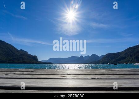 Magnifique paysage du soleil éclatant qui brille sur le Wolfgangsee Lac à Strobl Autriche Banque D'Images