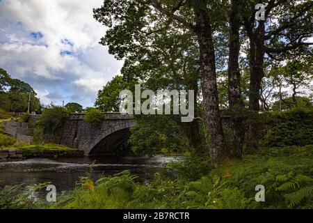 Pont sur la rivière Erriff entouré de verdure sous un Ciel nuageux en Irlande Banque D'Images