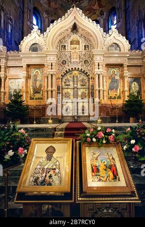 SAINT-PÉTERSBOURG, RUSSIE – 30 décembre 2016 : intérieur de l'Église du Sauveur sur le sang renversé. Icônes avec Saint à l'autel dans le monument architectural D'UN Banque D'Images