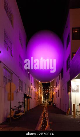 Le BBetsy Orb est un pont en forme d'oeuf, coincé entre deux bâtiments de faible hauteur, Miami Beach, Floride, États-Unis. Banque D'Images