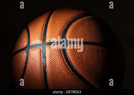 Gros plan d'un basket-ball en cuir blanc Banque D'Images