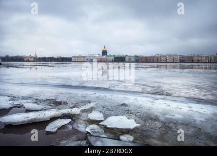 La rivière Neva gelée avec de la glace de la cathédrale Saint-Isaac sur l'autre face en hiver, Saint-Pétersbourg, Russie Banque D'Images