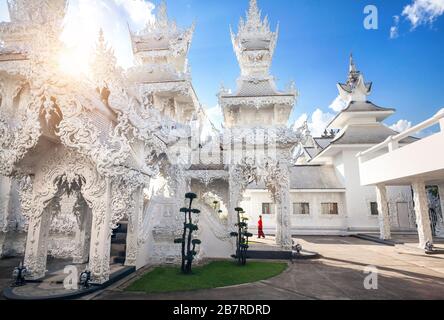 Femme en chemise rouge en Wat Rong Khun blanc le temple à Chiang Rai, Thaïlande Banque D'Images
