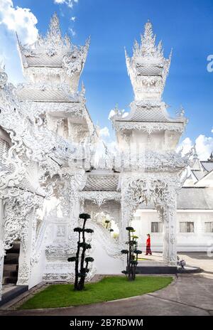 Femme en chemise rouge en Wat Rong Khun blanc le temple à Chiang Rai, Thaïlande Banque D'Images