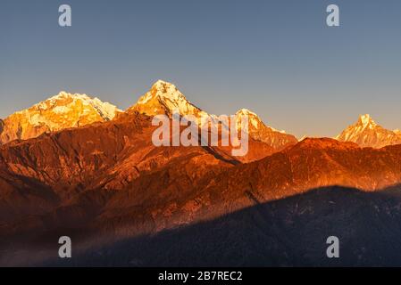 Vue majestueuse sur le coucher du soleil qui traverse Annapurna South et Himchuli depuis Poon Hill, Ghorepani, Népal Banque D'Images