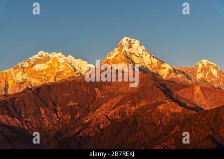 Vue majestueuse sur le coucher du soleil qui traverse Annapurna South et Himchuli depuis Poon Hill, Ghorepani, Népal Banque D'Images