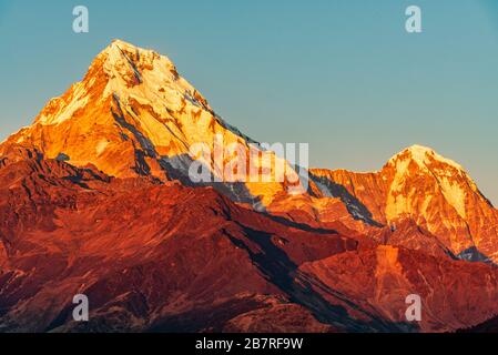 Vue majestueuse sur le coucher du soleil qui traverse Annapurna South et Himchuli depuis Poon Hill, Ghorepani, Népal Banque D'Images